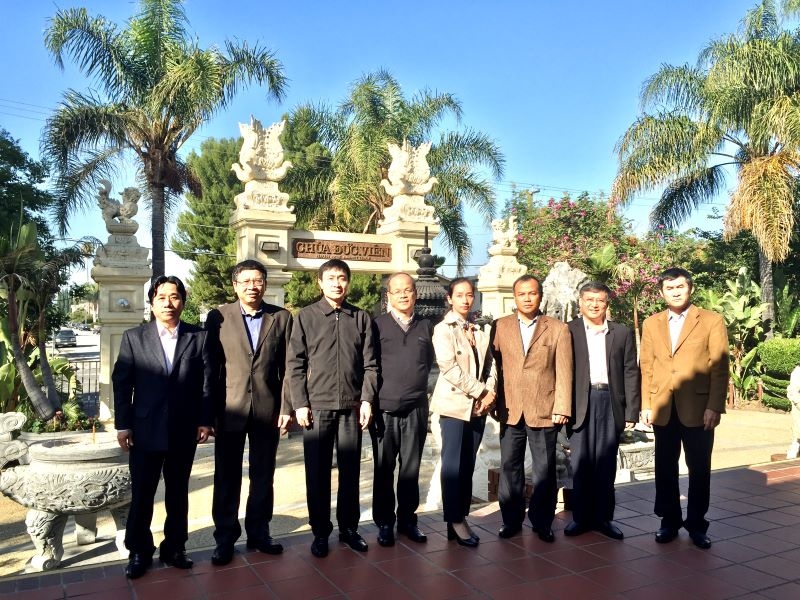 Thứ trưởng Bộ Ngoại giao Vũ Hồng Nam (thứ 3 từ phải), Chủ nhiệm Ủy ban Nhà nước về Người Việt Nam ở nước ngoài tại chùa Thiên Đức Viên nhân chuyến thăm và làm việc với kiều bào ở TP. San Jose, tháng 9/2016. Tác giả đứng ở ngoài cùng bên trái. (Ảnh: TGCC)