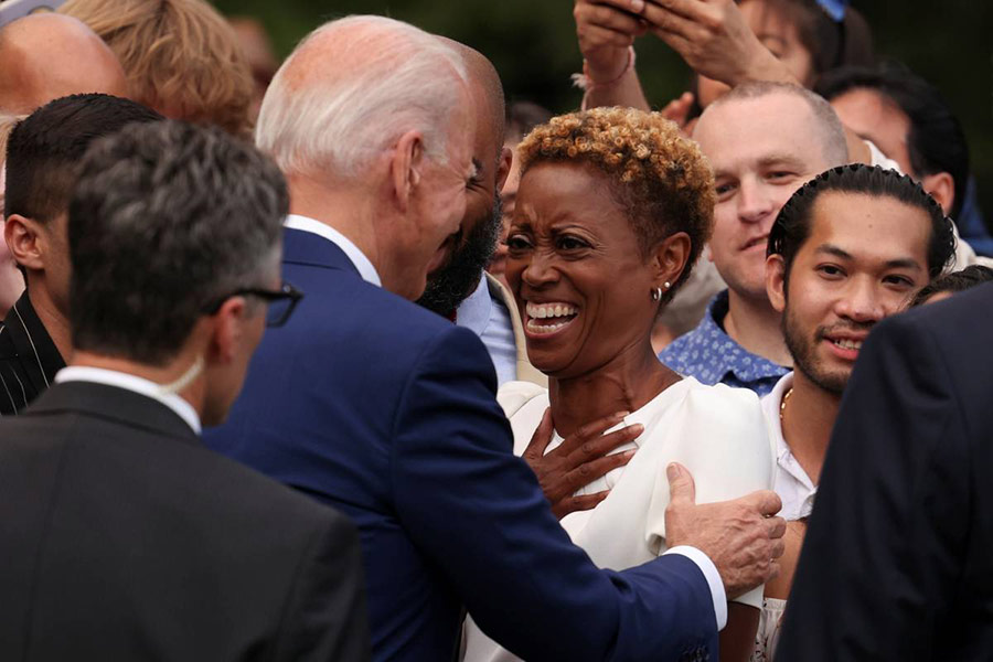 Tổng thống Mỹ Joe Biden chào đón một khách mời tại tiệc mừng Quốc khánh Mỹ ngày 4-7 - Ảnh: REUTERS